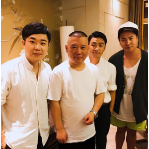 郭德綱曬小伙伴合影，網(wǎng)友稱馬蓉移民王寶強變瘦了
