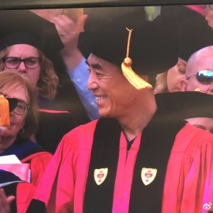 張藝謀獲波士頓大學博士學位 手拿畢業證闊步喜笑顏開