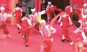《安塞風(fēng)·腰鼓情·黃土戀》專(zhuān)場(chǎng)獻(xiàn)演于上海大世界、中山公園 　　