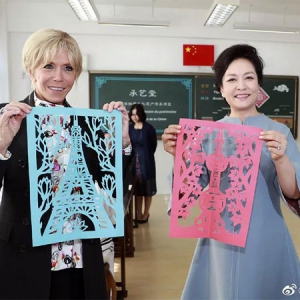彭麗媛同法國總統夫人布麗吉特共同參觀上海外國語大學附屬外國語學校