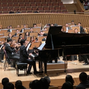 想了14天，將《黃河大合唱》譜成協奏曲的他說“我愿意”，這一次是《我的祖國》