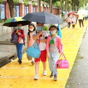 上學下車、放學上車？這所小學為何偏偏推出一條金色步道讓孩子多走一段路
