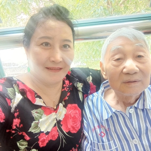 春界文化袁莉趕往醫院探望師父劉松林會長