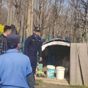 認真履職勇擔當  營商環境高質量—松江區城管經開區中隊持續開展鐵路沿線環境整治