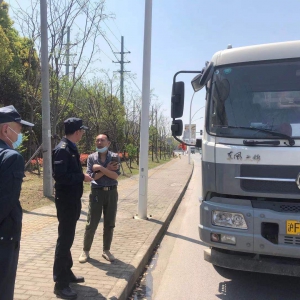 助力馬拉松城管在行動——松江區城管經開區中隊全力做好保障工作
