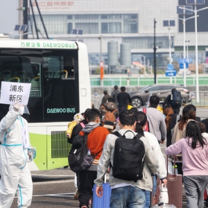 在上海市級、區(qū)級方艙內(nèi)，援滬醫(yī)療隊、本地醫(yī)療隊夜以繼日奮戰(zhàn) 正循環(huán)！出院出艙數(shù)首超新增數(shù)